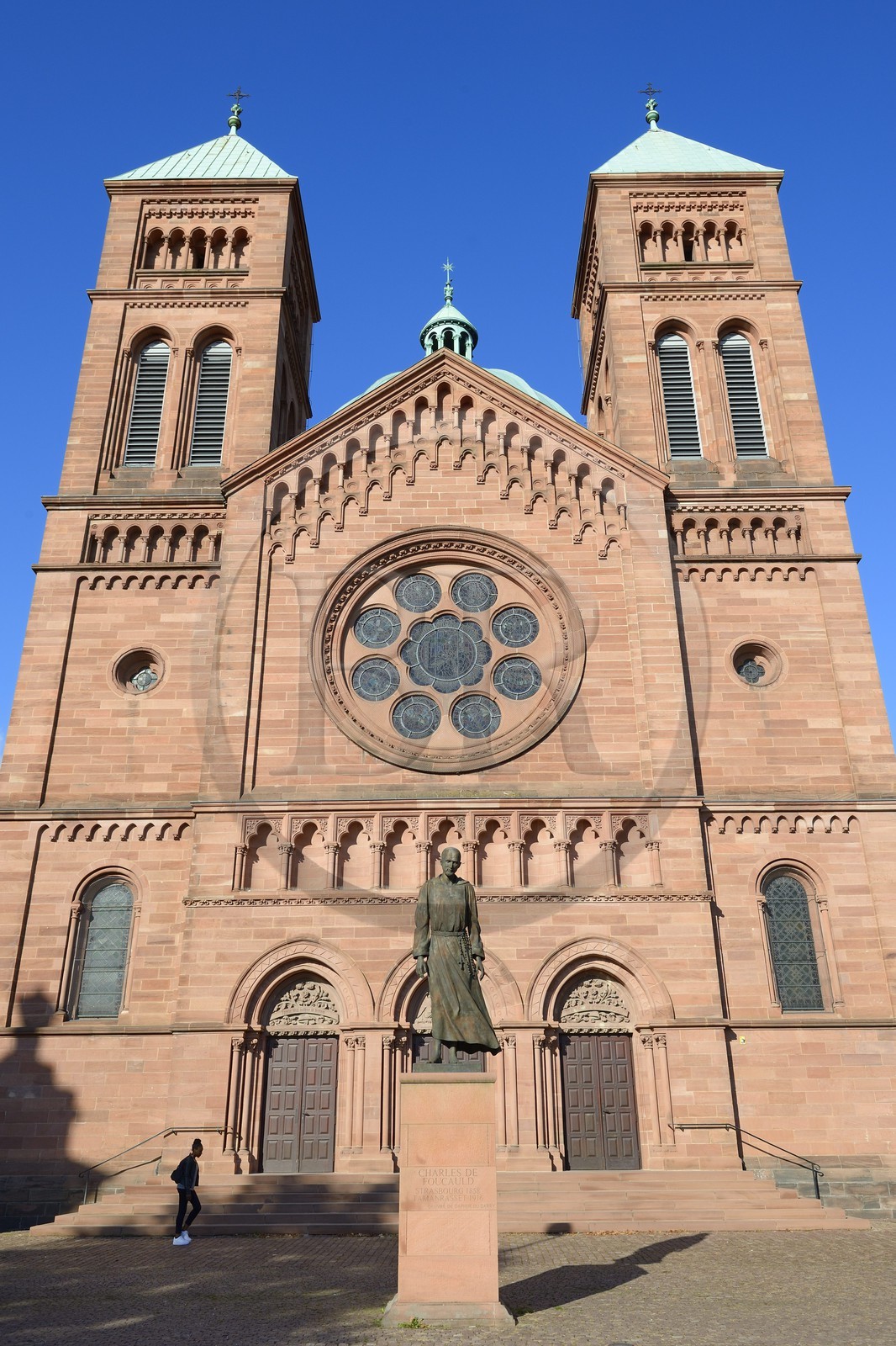 France, Bas-Rhin (67), Strasbourg, quartier de la Neustadt datant de la periode allemande, église catholique Saint-Pierre-le-Jeune, statue de Charles de Foucauld