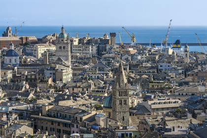 Italie, Ligurie, Gênes, la Basilique Santa Maria delle Vigne et la cathédrale (Cattedrale di San Lorenzo) en arrière plan