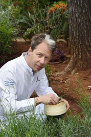 France, Alpes Maritimes (06), Saint-Jean-Cap-Ferrat, Grand-Hotel du Cap-Ferrat, palace 5 étoiles du groupe Four Seasons Hotel, le chef du restaurant étoilé Michelin Yoric Tièche dans le jardin aromatique dédié aux cuisines de l’hotel
