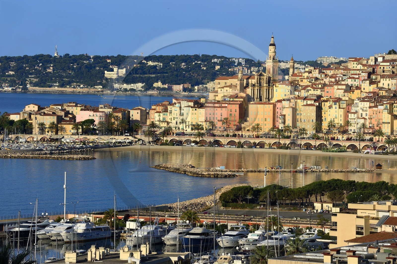 France, Alpes-Maritimes (06), Menton, la vieille ville dominée par la Basilique Saint Michel