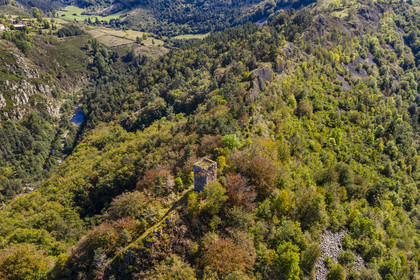 France, Haute-Loire (43), vallée de la Loire, Lafarre, la Tour de Mariac du XIe siècle ruines du chateau de Lafarre sur une butte volcanique surplombant les gorges de la Loire à gauche et de son affluent La Langougniole à droite (vue aérienne)
