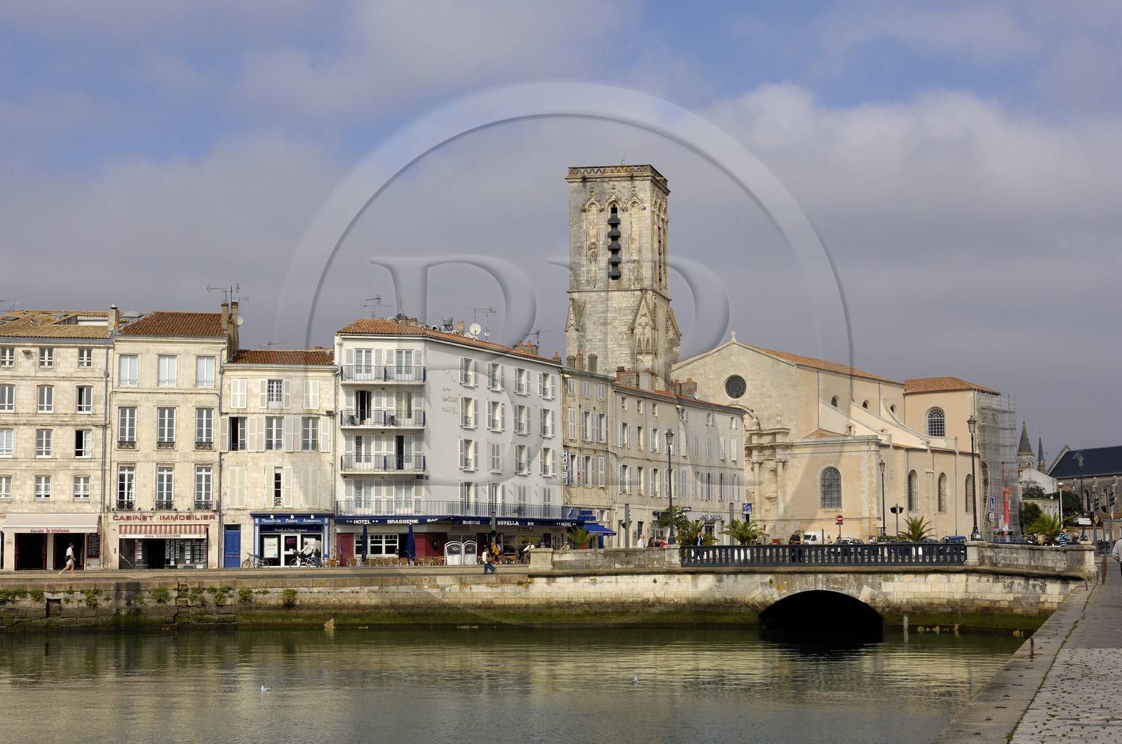 France, Charente-Maritime (17), La Rochelle, le Vieux Port, le quai Duperré et église Saint-Sauveur