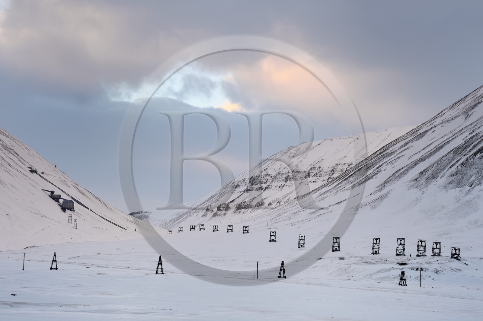 Norvège, Svalbard, Spitzberg, vallée de Adventdalen vers Longyearbyen, mines de charbon abandonnées