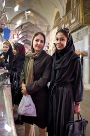 Iran, province d'Ispahan, Ispahan, Bazar-e Bozorg (Grand Bazar), jeune femme iranienne et sa mère