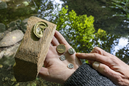 France, Saône-et-Loire (71), parc naturel régional du Morvan, Saint-Léger-sous-Beuvray, oppidum de Bibracte, capitale du peuple celte des Éduens, site archéologique sur le mont Beuvray, la fontaine Saint-Pierre, la fontaine Saint-Pierre, offrandes et Ex-voto en forme d'oreille découvertes dans la fontaine datant de l'époque antique
