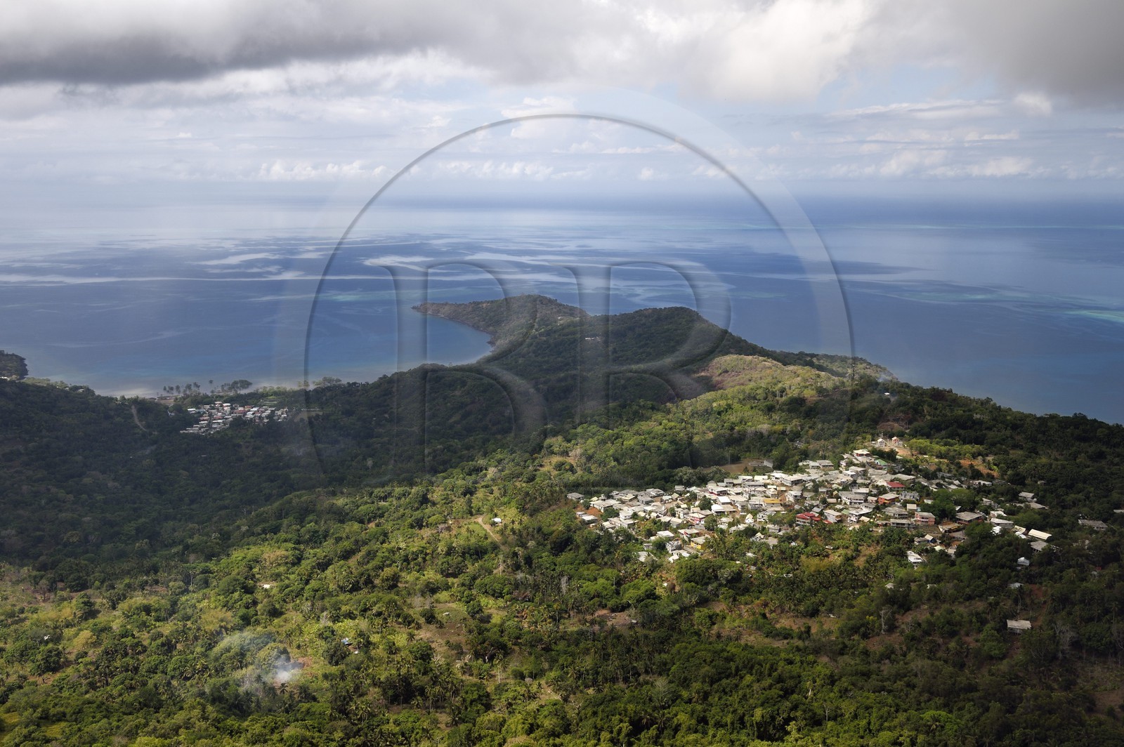 France, Ile de Mayotte, Grande-Terre, Réserve Forestière des Cretes du Sud, le village de Choungui au pied du Mont Choungui (594 mètres)