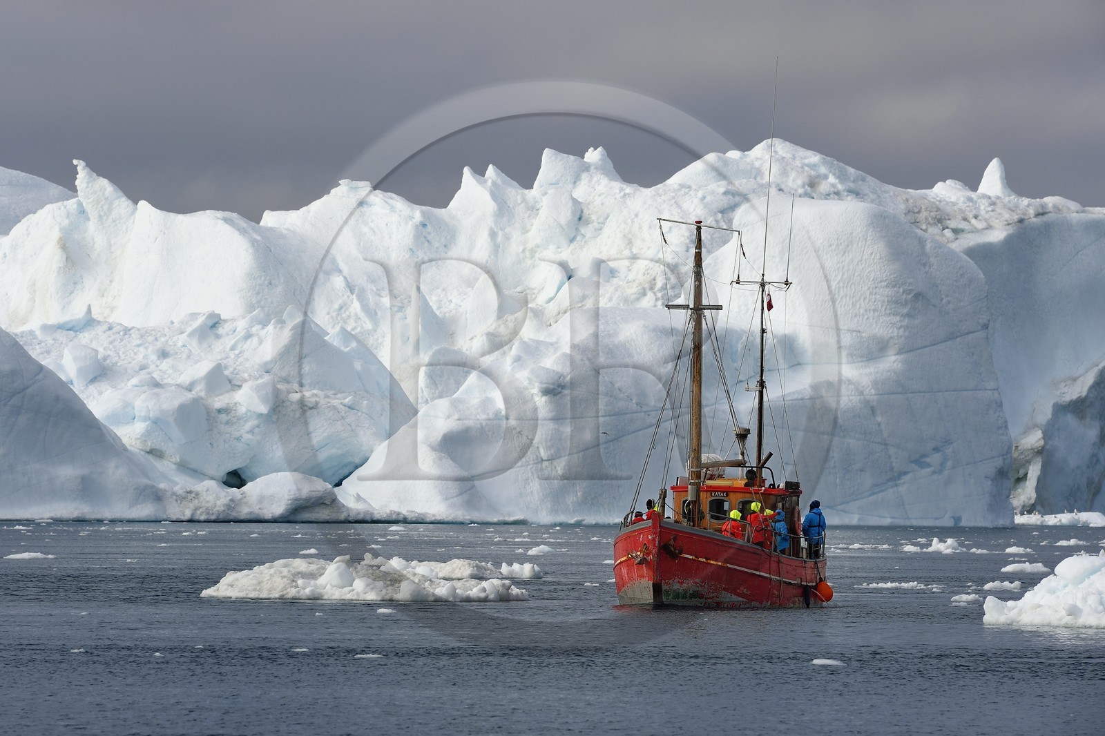 Groenland, cote ouest, baie de Disko, Ilulissat, fjord glacé classé Patrimoine Mondial de l'UNESCO qui est l’embouchure maritime du glacier Sermeq Kujalleq, ancien bateau de pêche reconverti pour la découverte des icebergs et l'observation des baleines