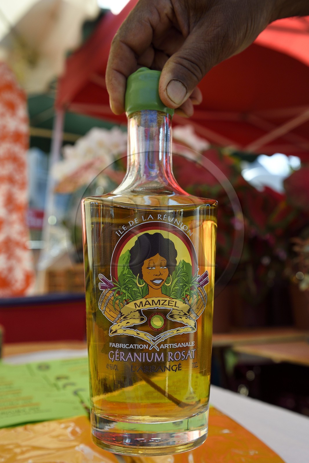 France, Ile de la Reunion, Saint-Pierre, le marché du samedi, bouteille de rhum arrangé artisanal