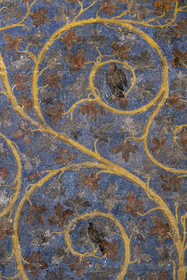 France, Vaucluse (84), Avignon, Palais des Papes classé Patrimoine mondial de l'UNESCO, la tour des Anges ou tour du pape, chambre du Pape, un espace végétal à deux dimensions fait de rinceaux de vigne et de chêne, parsemés d’oiseaux et d’écureuils, orne les murs sur un fond bleu ciel