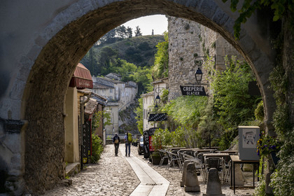 France, Vaucluse, Dentelles de Montmirail mountains, Vaison la Romaine, the upper town (medieval city), street leading down to the Roman bridge