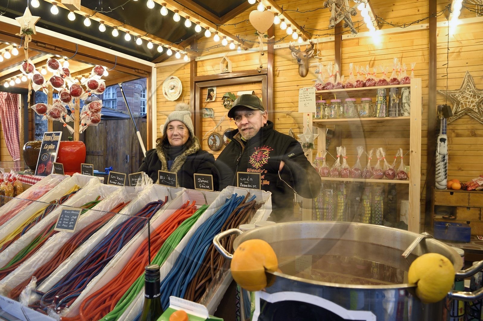 France, Bas-Rhin (67), Strasbourg, vieille ville classée au Patrimoine Mondial de l’UNESCO, Marché de Noel (Christkindelsmarik) de la place Broglie, la famille Sassi qui tient un stand de vin chaud depuis 1947