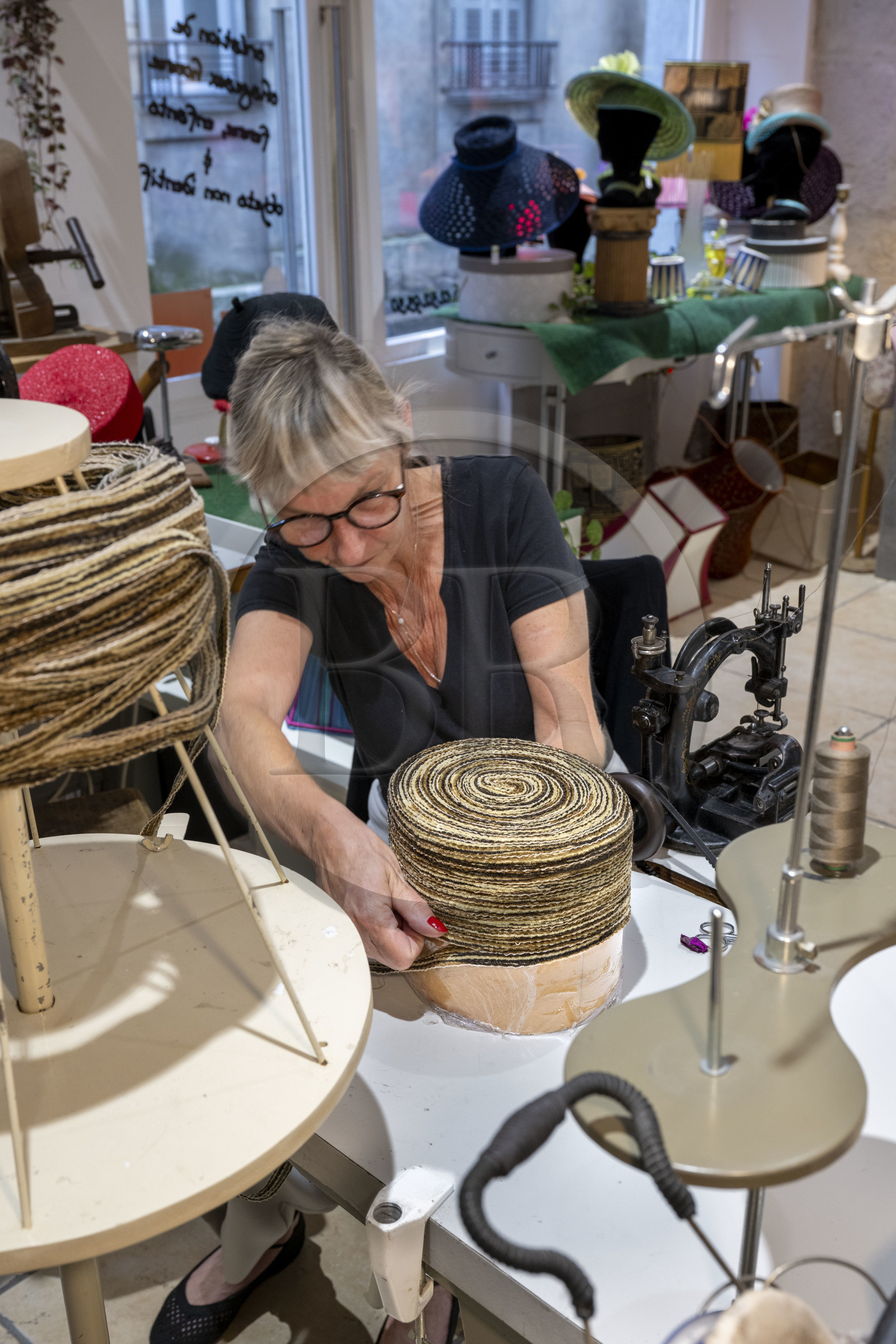 France, Côte-d'Or (21), Dijon, la modiste Meilleur Ouvrier de France Sara Tintinger confectionnant un chapeau dans son atelier-boutique Bibi & Bob de la rue d'Assas, le chapeau est travaillé sur du ruban de velourette