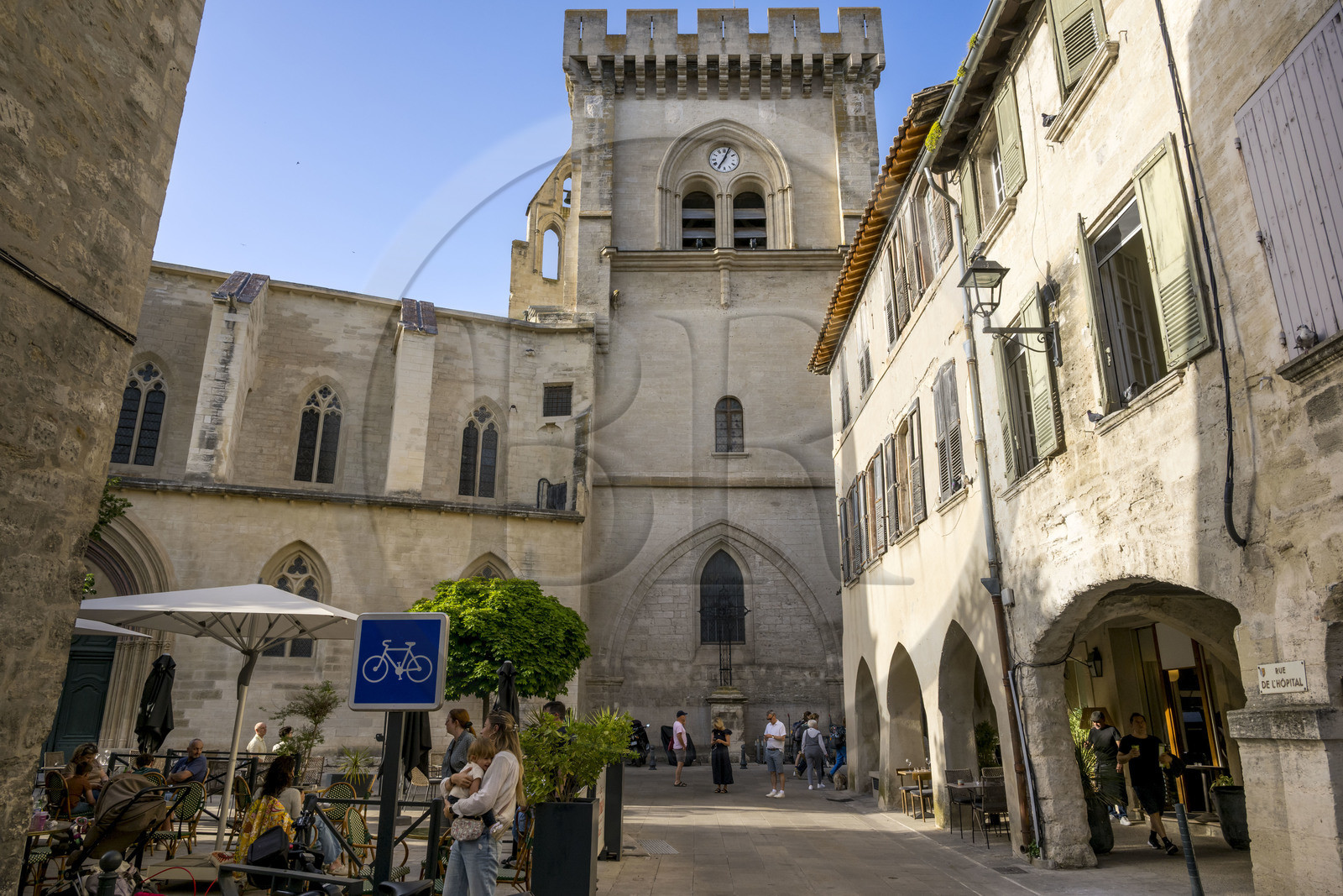 France (30), Gard, Villeneuve-lès-Avignon, la place Meissonnier et l'église Collégiale Notre-Dame