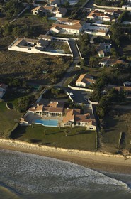 France, Charente-Maritime (17), Ile de Ré, villa de luxe vers Sainte-Marie-de-Ré (vue aérienne)