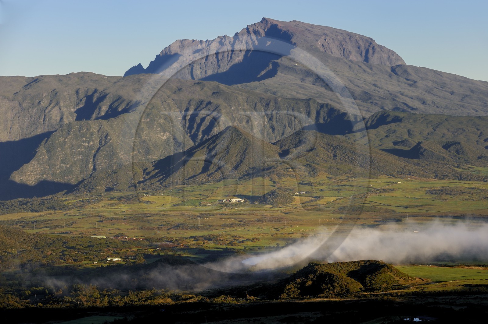 France, île de la Réunion, le Piton des Neiges, classé Patrimoine Mondial de l'UNESCO, au-delà de la Plaine des Palmistes
