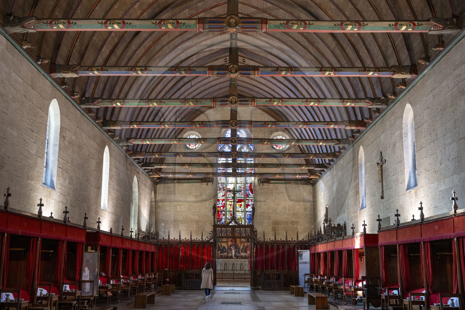 France, Côte-d'Or (21), Beaune, zone classée Patrimoine Mondial de l'UNESCO, Hospices de Beaune, l'Hôtel-Dieu, la Grande salle des Pôvres, charpente en lambris de chêne en berceau brisé et Poutres avec des engoulants