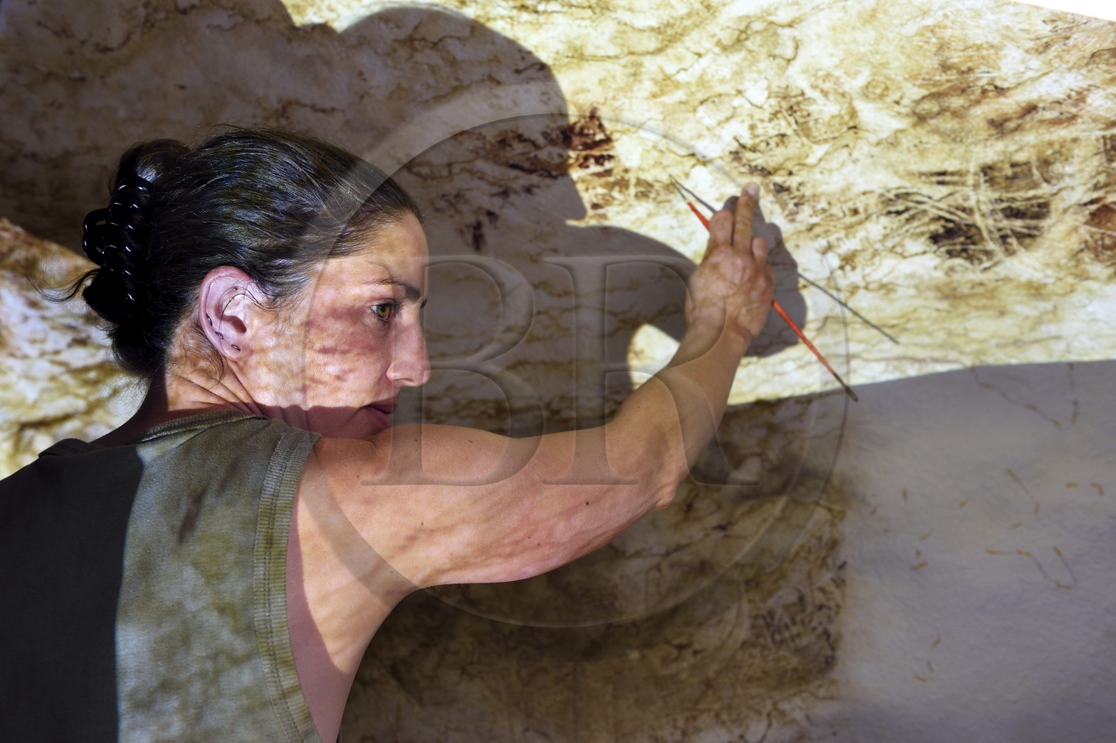 France, Dordogne (24), Montignac, l’Atelier des Fac-Similés du Périgord (AFSP) spécialisé dans la reproduction minérale de parois ornées de la préhistoire et en charge de la reconstitution fidèle des parois de la grotte de Lascaux, reproductions des peintures par la peintre-copiste Sophie, mention obligatoire Atelier des Fac-Similés du Périgord