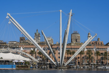 Italie, Ligurie, Gênes, le Porto Antico (Vieux Port), l'ascenseur panoramique Bigo réalisé par Renzo Piano