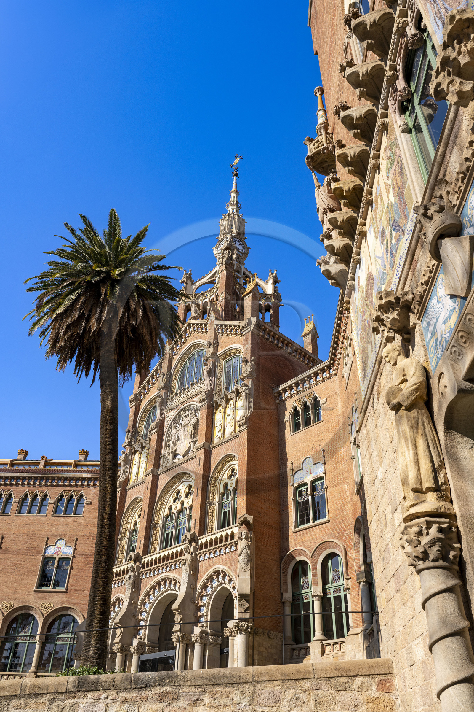 Espagne, Catalogne, Barcelone, quartier d'El Guinardo, ancien Hospital de la Santa Creu i de Sant Pau classé Patrimoine Mondial de l'UNESCO, de style moderniste par l'architecte Domenech i Montaner, aujourd'hui un musée et un centre culturel, batiment de l'administration