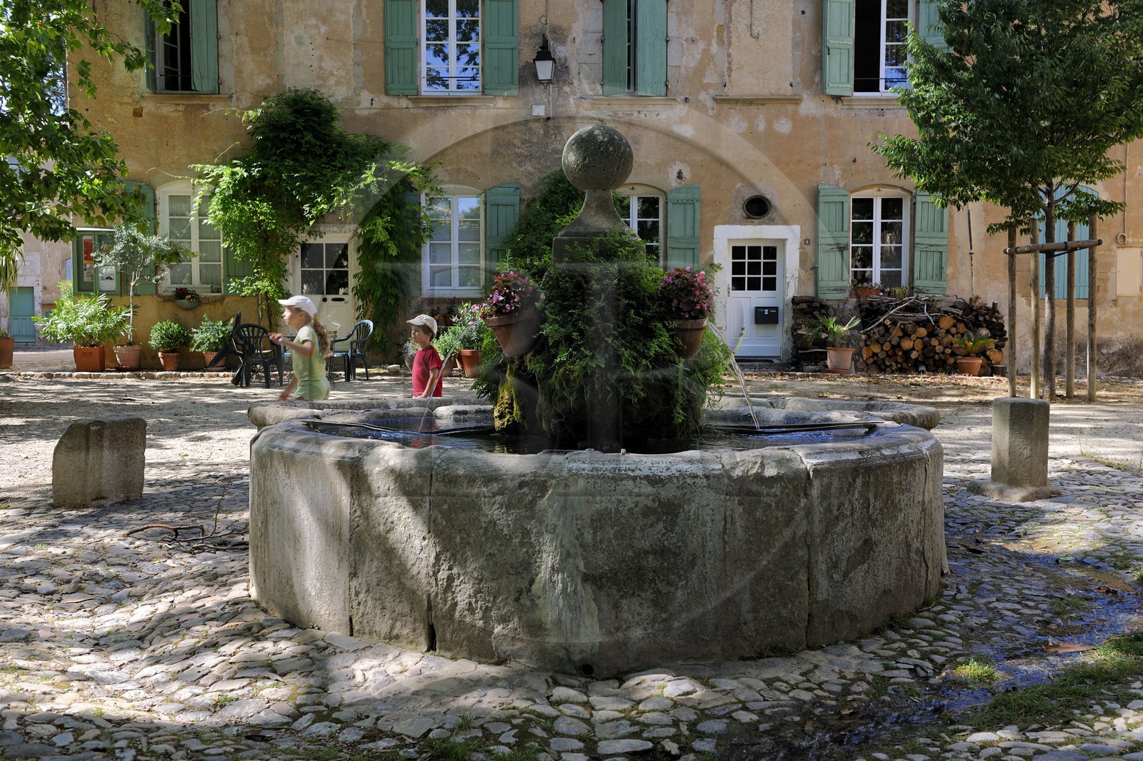France, Hérault (34), Villeneuvette, ancienne manufacture royale, la fontaine de la place Louis XIV aménagée pour les lavandières