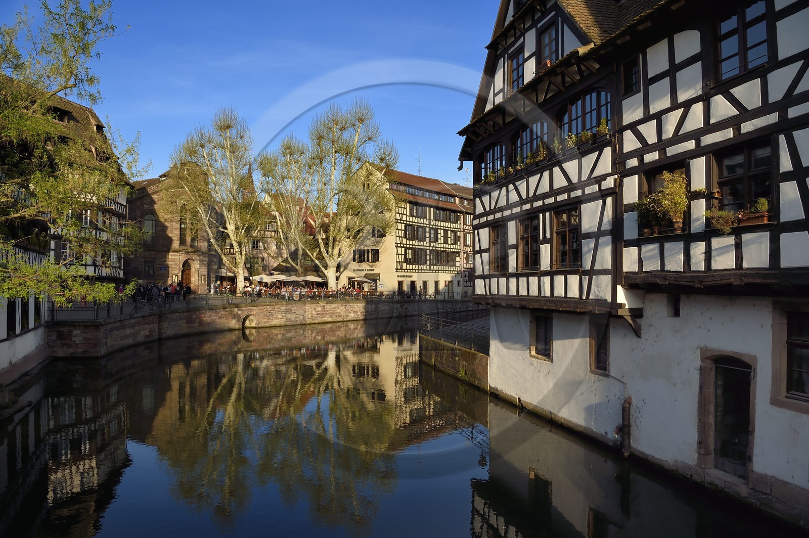 France, Bas-Rhin (67), Strasbourg, vieille ville classée au Patrimoine Mondial de l'UNESCO, quartier de la Petite France, la place Benjamin Zix sur un bras de l'Ill
