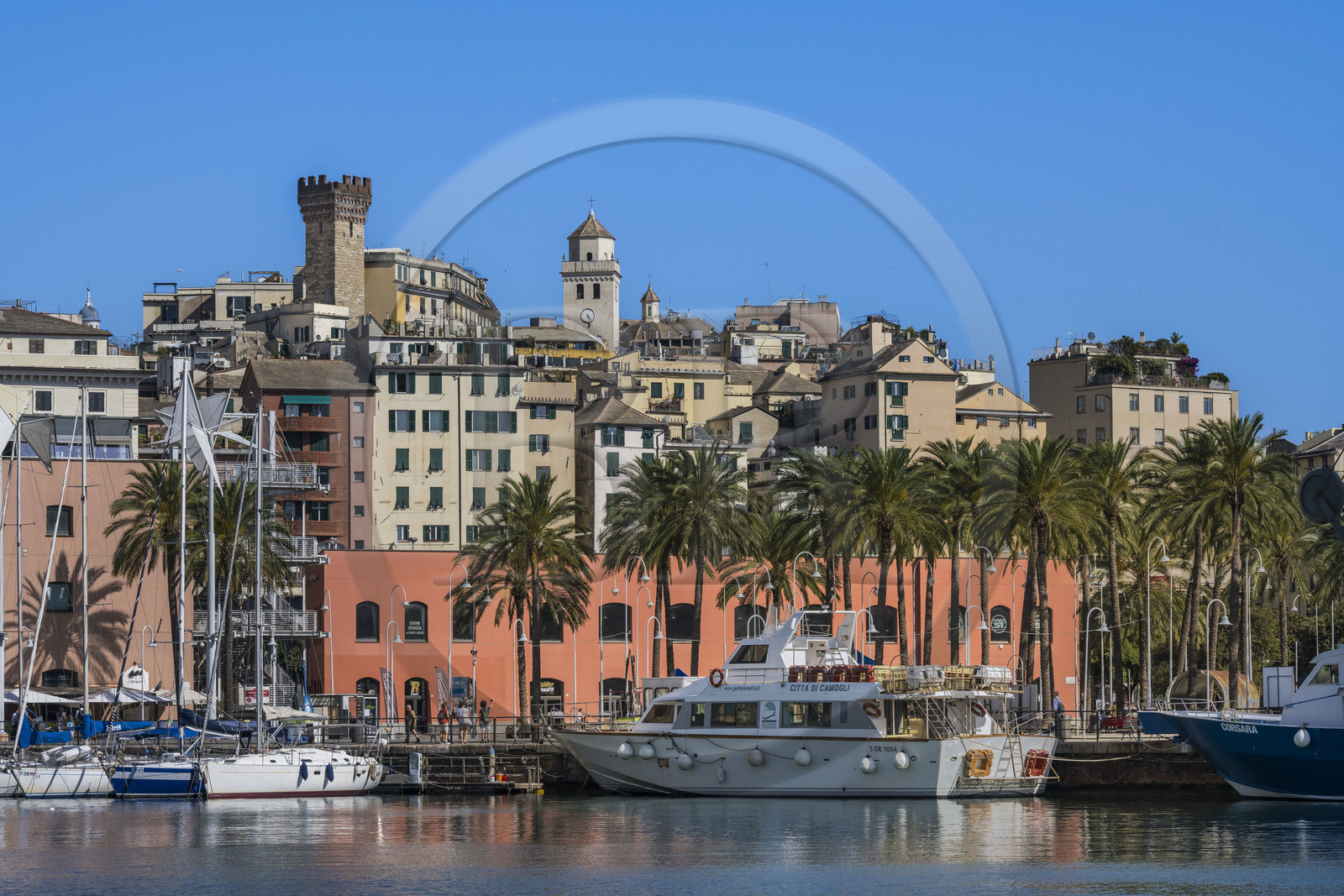 Italie, Ligurie, Gênes, le Porto Antico (Vieux Port) et la Torre degli Embriaci, tour médiévale du XIIème siècle haute de 41 mètres en arrière plan