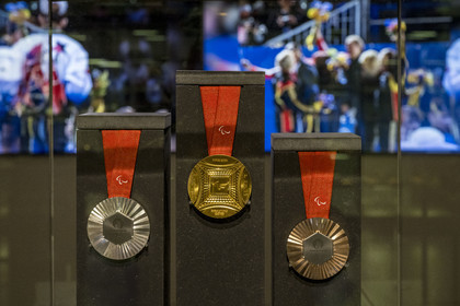 France, Paris (75), le musée de la Monnaie de Paris, médaille d'Argent, d'Or et de Bronze des Jeux Olympiques 2024 fabriquée par la Monnaie de Paris