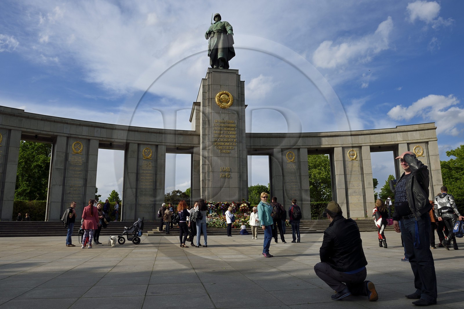 Allemagne, Berlin, quartier de Tiergaten, mémorial soviétique dédié aux 81 116 combattants de l'Armée rouge tombés durant la bataille de Berlin en avril-mai 1945, célébration annuelle de la capitulation nazie le 9 mai 1945 pour les russes