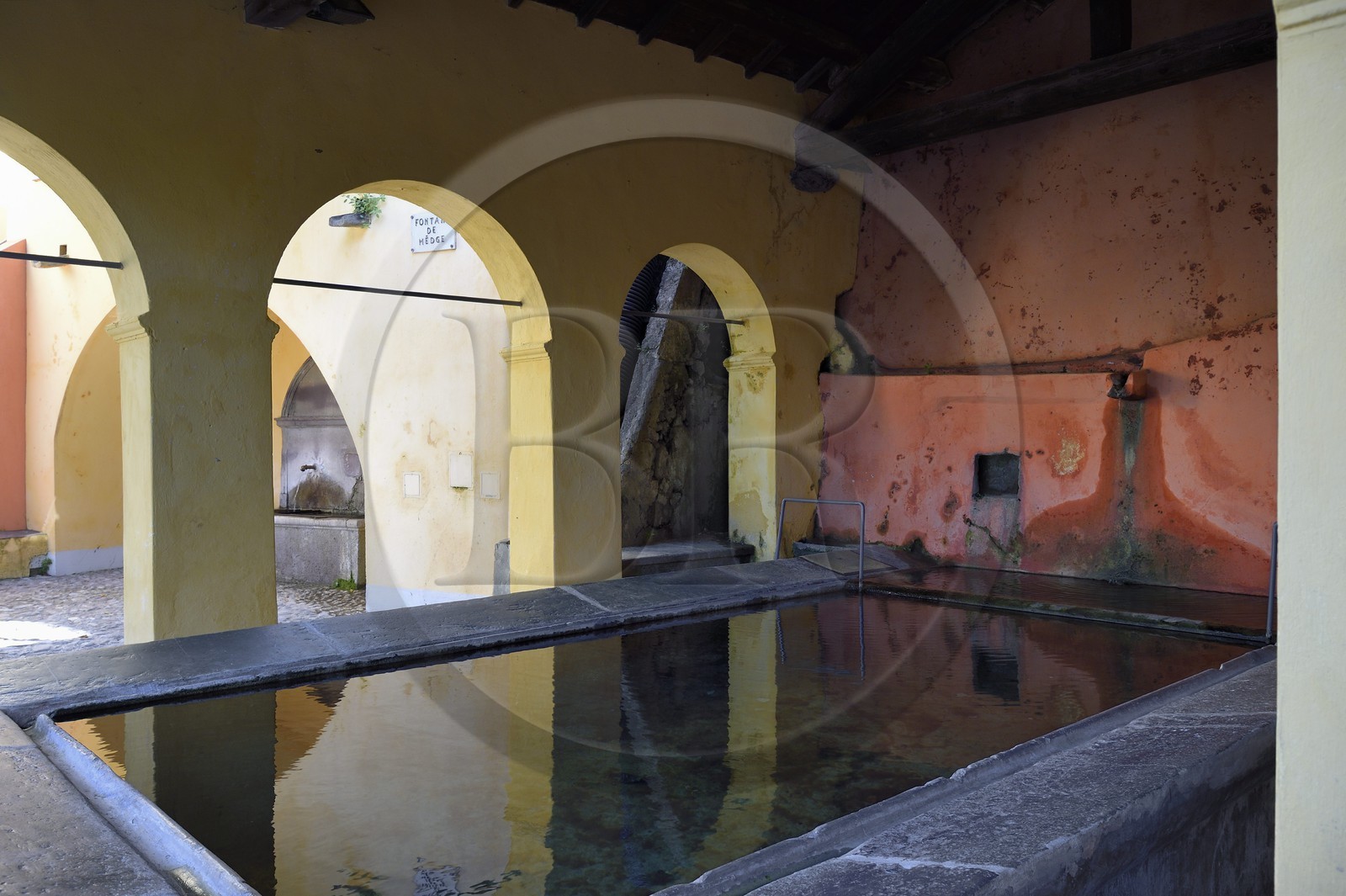 France, Alpes-Maritimes (06), vallée de la Roya (arrière-pays niçois), au pied du parc national du Mercantour, Saorge, lavoir et fontaine de Medge