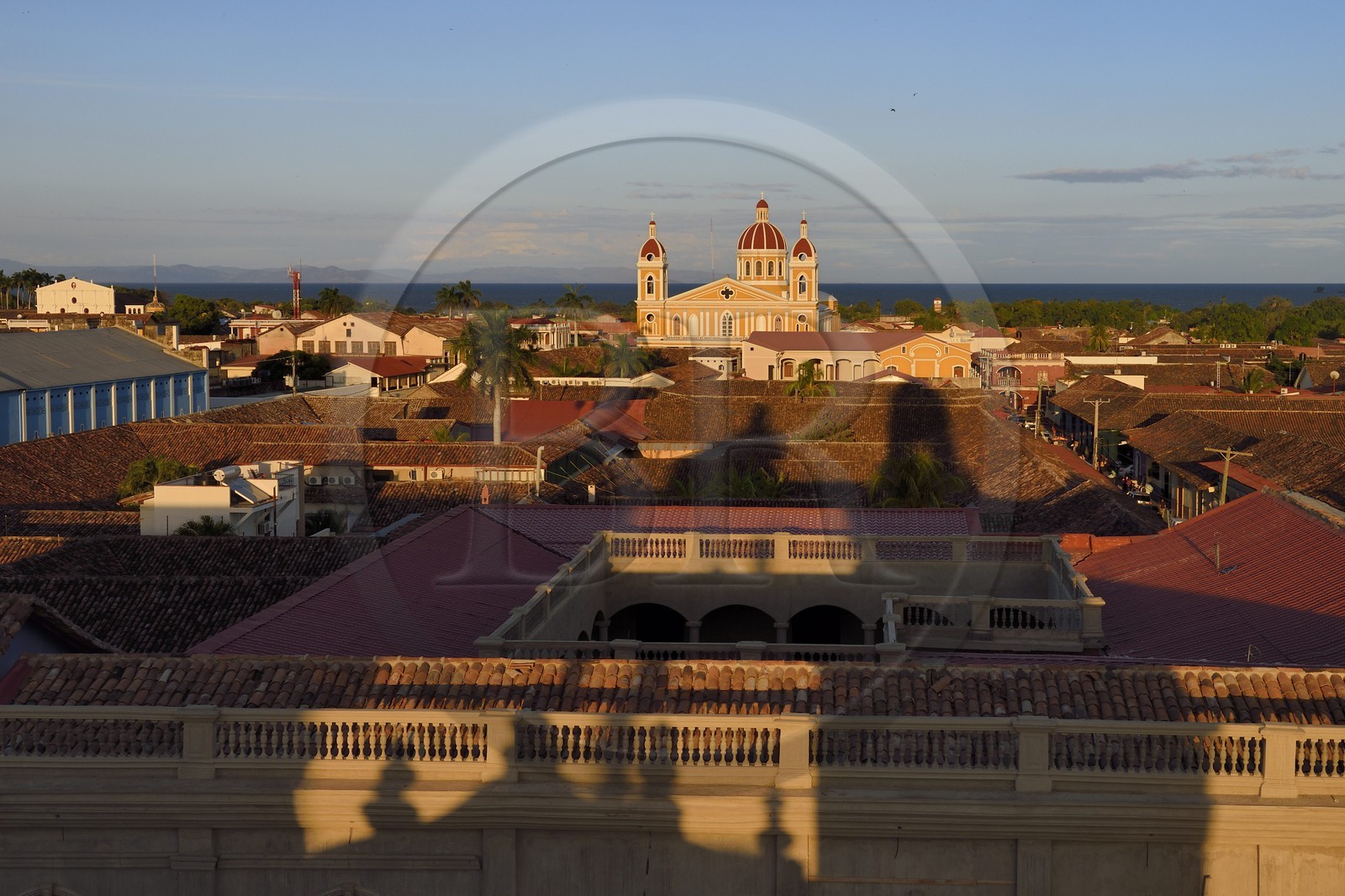 Nicaragua, Granada, parque Central (Parque Colon), la cathédrale et le lac Nicaragua en arrière plan