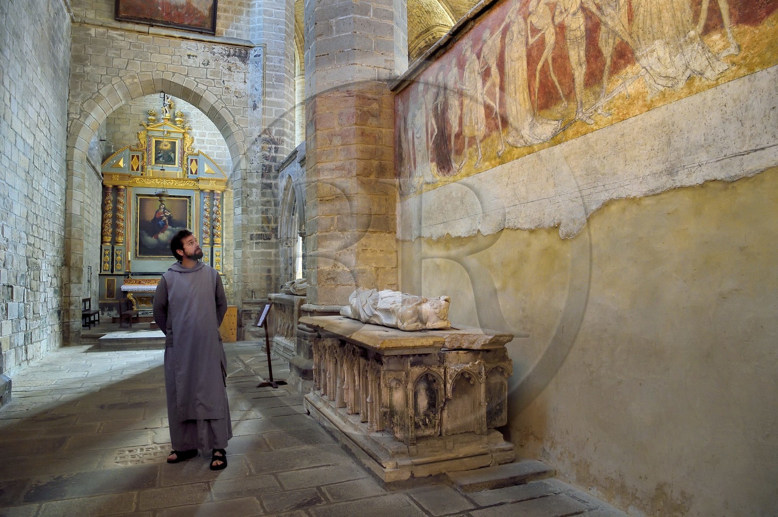France, Haute-Loire (43), Parc naturel régional Livradois-Forez, abbaye de La Chaise-Dieu, l'église abbatiale Saint-Robert, la Danse Macabre fresque du XVème siècle, le frère Jean Matthias Helluy de la confrérie de Saint-Jean qui est aussi tailleur de pierre