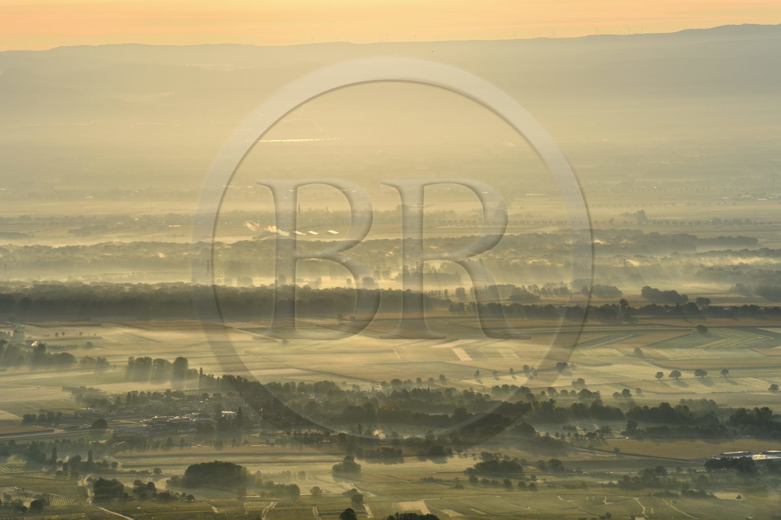 France, Bas-Rhin (67), vue depuis le Mont Saint-Odile, la plaine d'Alsace et la Forêt Noire en arrière plan