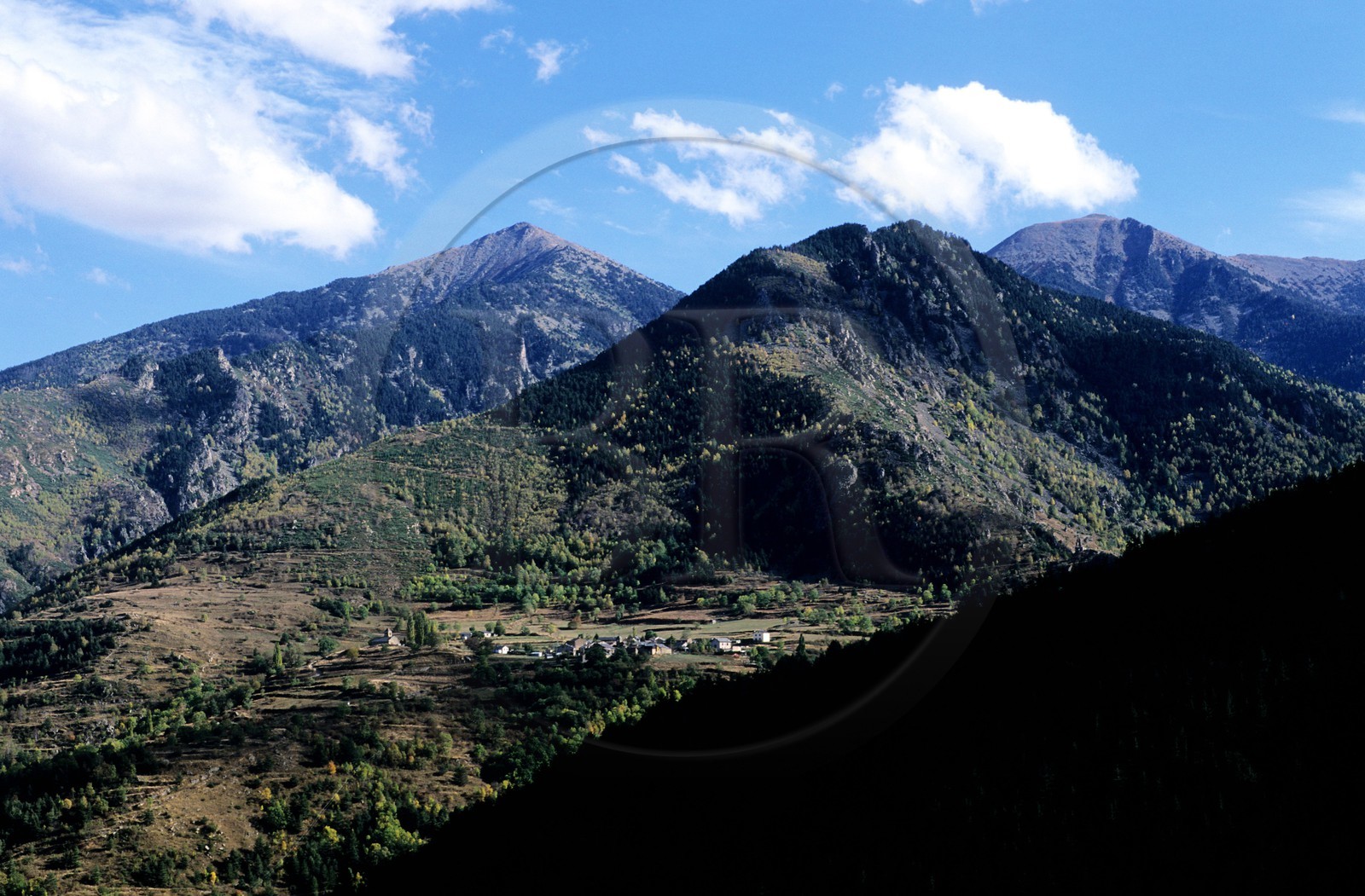France, Pyrénées-Orientales (66), le petit hameau de Prats-Balaguer à flanc de montagne dans le Haut-Conflent