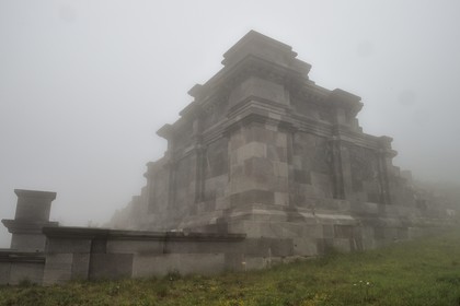 France, Puy-de-Dôme (63), Parc Naturel Régional des Volcans d'Auvergne, Chaine des Puys classée Patrimoine Mondial de l’UNESCO, vestiges partiellement reconstitués du temple de Mercure au sommet du puy de Dôme, temple gallo-romain du IIe siècle