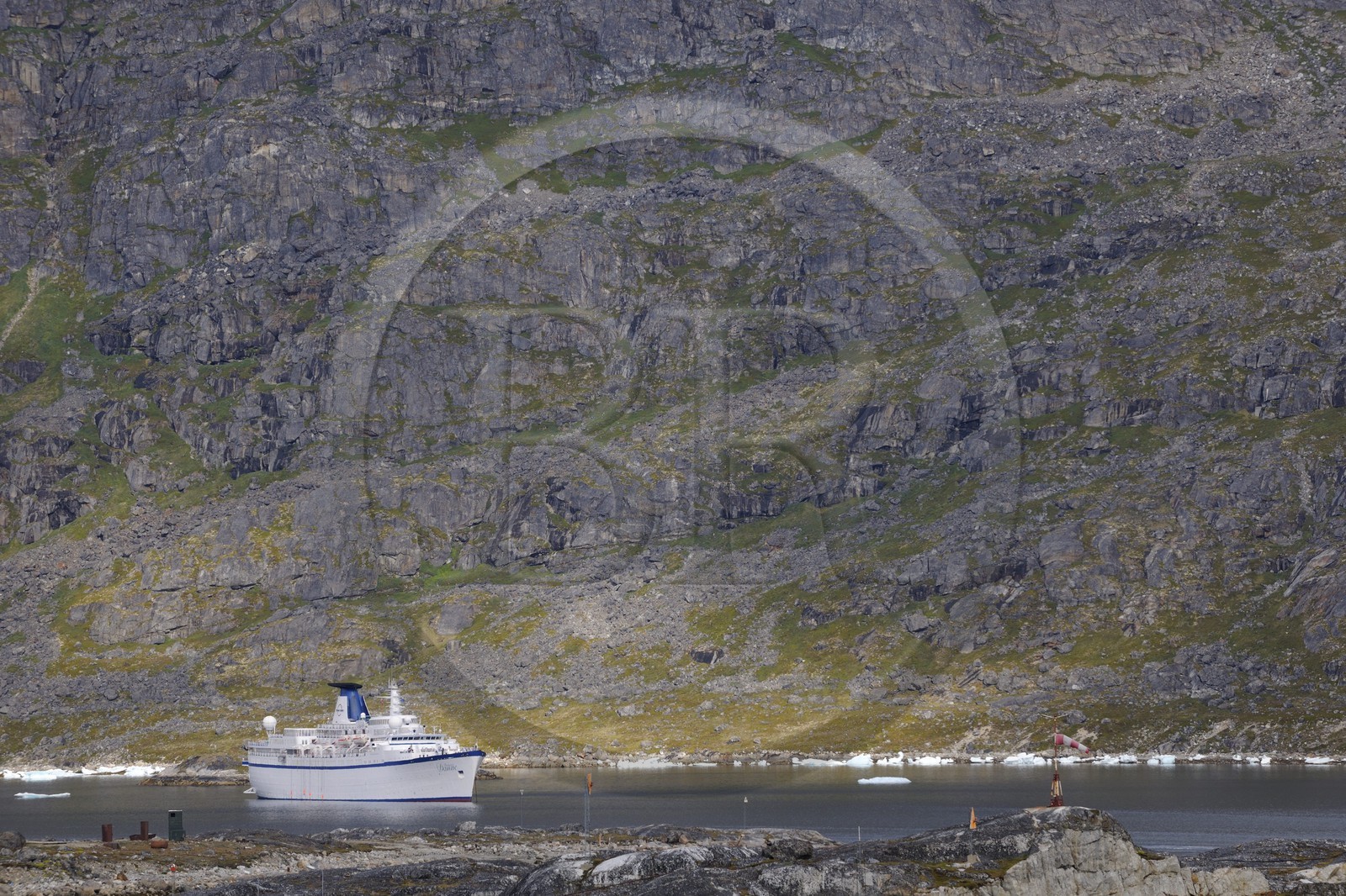 Groenland, fjord de Nanortalik, le bateau de croisière le Princess Danané au mouillage