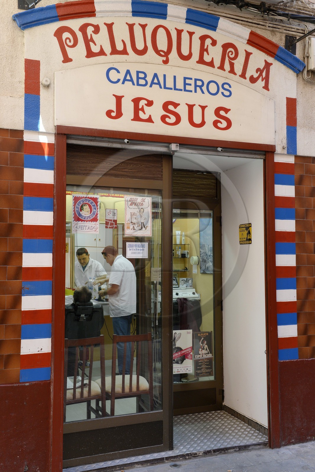 Spain, Aragon, Zaragoza, men Barber in the old town