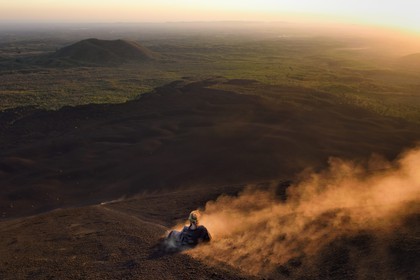 Nicaragua, région de Leon, Volcan Cerro Negro dans la cordillère des Maribios (ou Marrabios), Volcano surfing également connu comme ash boarding dans les cendres du volcan
