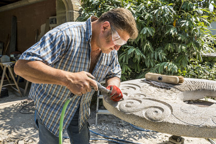 France, Morbihan (56), Locoal-Mendon, le sculpteur et tailleur de pierre Gueho Patrick