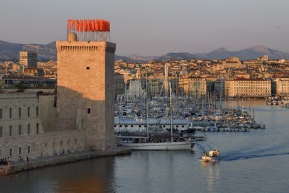 France, Bouches-du-Rhône (13), Marseille, Le Vieux Port et le Fort Saint Jean au premier plan