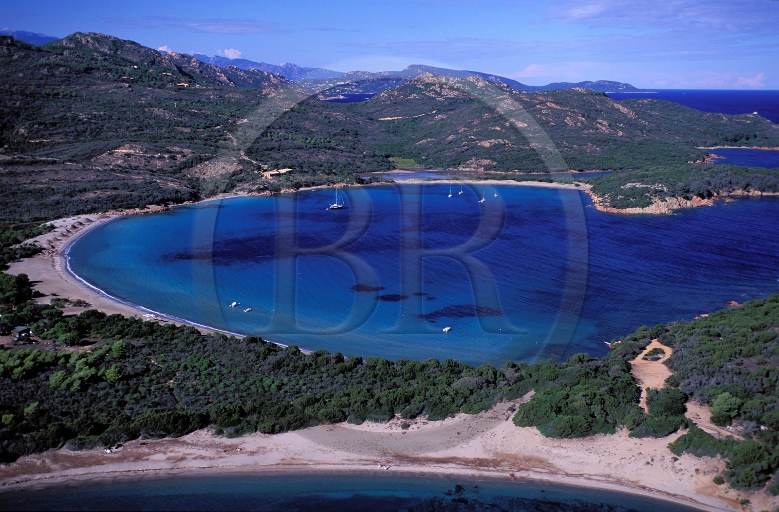 France, Corse-du-Sud (2A), la baie de Rondinara ourlée de sable blanc (vue aérienne)