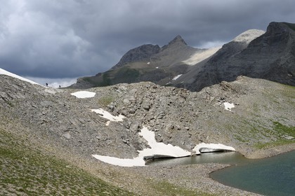 France, Alpes-de-Haute-Provence (04), Uvernet-Fours, parc national du Mercantour, vallée de l'Ubaye, sentier de randonnée du circuit des lacs du col de la Cayolle au Pas du Lausson, lac de Garrets et le Mont Pelat (3051 m) en arrière plan
