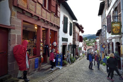 France, Pyrénées-Atlantiques (64), Pays-Basque, Saint-Jean-Pied-de-Port, rue de la Citadelle sur le chemin de Saint-Jacques-de-Compostelle, boutique du pèlerin installée dans la plus ancienne maison de la ville et pèlerins