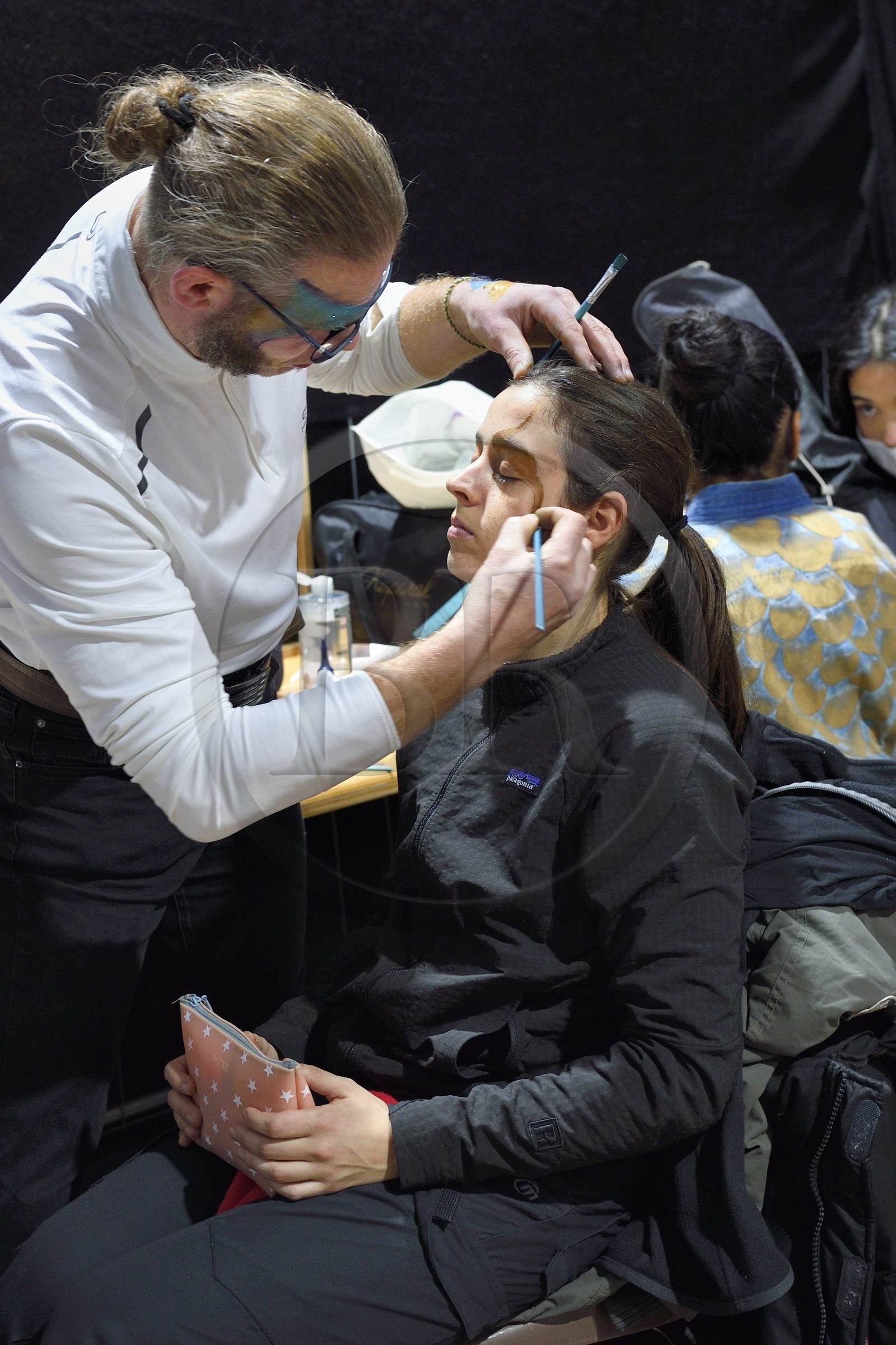 France, Meurthe-et-Moselle (54), Nancy, préparatifs pour le défilé de la Saint-Nicolas place Carnot, séance de maquillage pour la Compagnie Remue Ménage