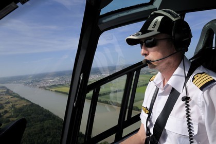 France, Seine-Maritime (76), le pilote Arnaud Le Prioux survolant la Seine à son embouchure dans son hélicoptère Colibri EC 120 (vue aérienne)