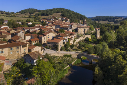 France, Haute-Loire (43), Lavaudieu, labellisé Les Plus Beaux Villages de France, l'Abbaye Saint-André de style roman auvergnat et le vieux pont sur la Senouire (vue aérienne)