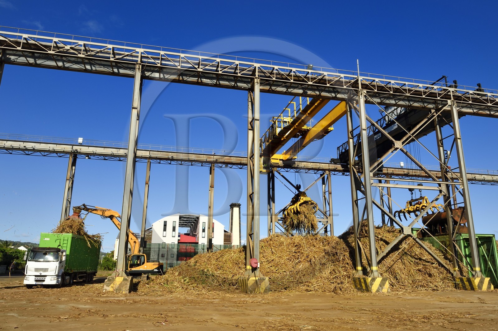 France, Ile de la Reunion, Saint-Pierre, Grands Bois, un des 11 centres de réception et de collecte de la canne à sucre aussi appelés Balance, les tracteurs amènent depuis les champs la canne dans des remorques, elle est ensuite pesée et chargée dans de grands camions appelés cachalots pour être acheminée vers l'usine sucrière du Gol