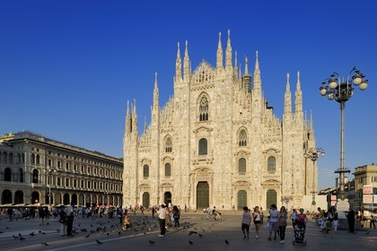 Italy, Lombardy, Milan, Piazza del Duomo, the Cathedral the Duomo in flamboyant gothic style