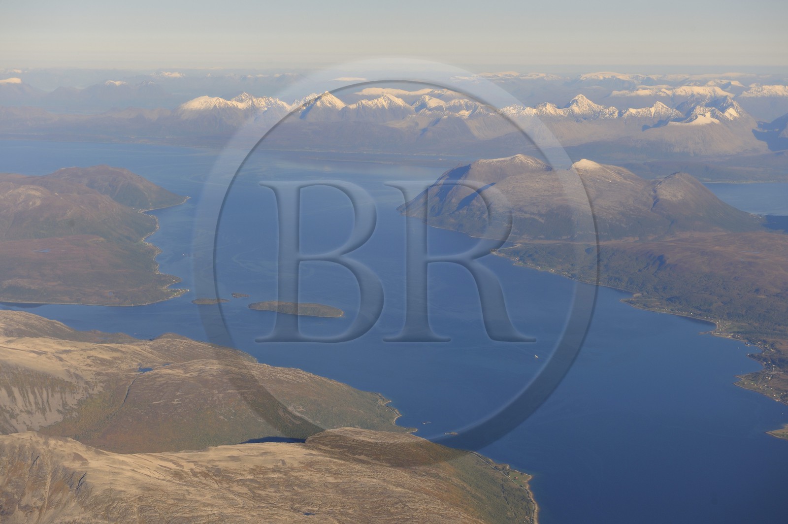 Norvège, Troms, montagnes et fjords au nord de Tromso (vue aérienne)