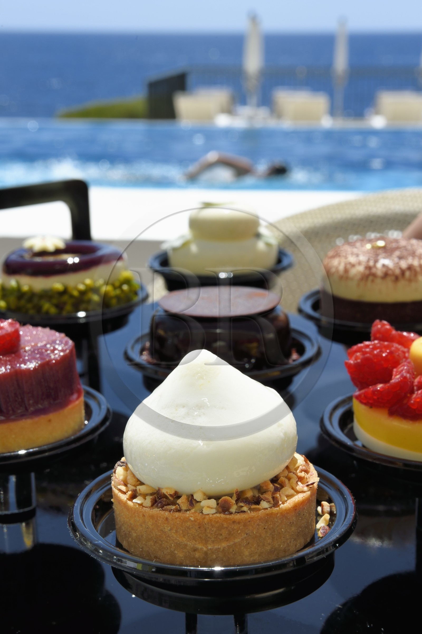 France, Alpes Maritimes (06), Saint-Jean-Cap-Ferrat, Grand-Hotel du Cap-Ferrat, palace 5 étoiles du groupe Four Seasons Hotel, le chic Club Dauphin au bord de la piscine, tartelette citron et noisette présentée avec une farandole de desserts