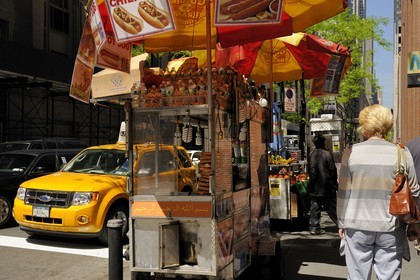 Etats-Unis, New York, Manhattan, Midtown, vendeur ambulant de Hot Dog